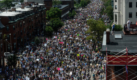 In Boston gingen am Samstag 40.000 Menschen gegen ein Kundgebung...