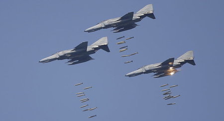 Aggression auf der koreanischen Halbinsel: »F-4«-Kampfjets am 28...
