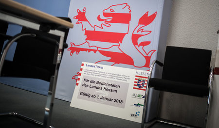 Ein übergroßes »Landesticket Hessen« lehnt in Wiesbaden im Landt...