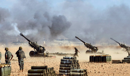 Libanesische Artillerie nimmt von Ras Baalbek aus Stellungen des...