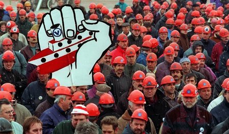 Mehrere tausend Arbeiter der Bremer Vulkan-Werft demonstrieren f...