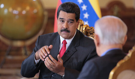 Venezuelas Präsident Nicolás Maduro am Sonntag im Gespräch mit d...
