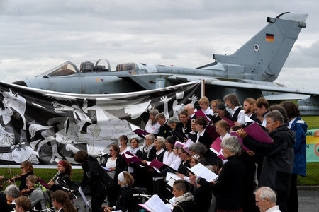 An einen am Haupttor des Fliegerhorstes Jagel stehenden »Tornado...