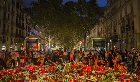 Kerzen und Blumen am Anschlagsort in Barcelona