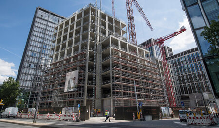 Gebaut wird vor allem für die Reichen. Neuer Büroturm im Frankfu...