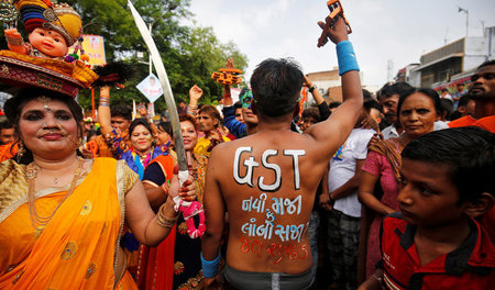 Die Steuerreform ist sogar Thema auf Hindu-Prozessionen: Ein Tei... Die Steuerreform ist sogar Thema auf Hindu-Prozessionen: Ein Tei...