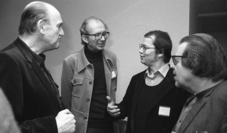 Alfred Wellm (2.v.l.) im Gespräch mit Franz Fühmann (l.), Volker...