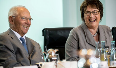 Bundeswirtschaftsministerin Brigitte Zypries (SPD, r.) spricht m... Bundeswirtschaftsministerin Brigitte Zypries (SPD, r.) spricht m...