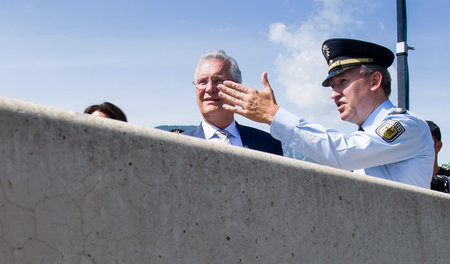 Bayerns Innenminister Joachim Herrmann sorgt sich um die Grenzen...