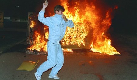 Nicht alle Beteiligten der Pogrome in Rostock-Lichtenhagen sahen... Nicht alle Beteiligten der Pogrome in Rostock-Lichtenhagen sahen...