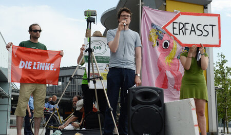 Aktivisten und Politiker demonstrierten am 1. August am Berliner... Aktivisten und Politiker demonstrierten am 1. August am Berliner...