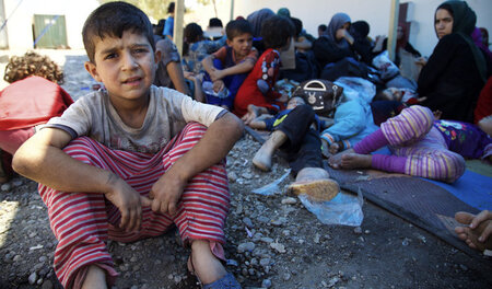 Flüchtlinge am 12. August bei Tel Afar an einem Sammelpunkt für ... Flüchtlinge am 12. August bei Tel Afar an einem Sammelpunkt für ...