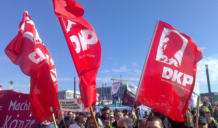 DKP-Mitglieder während einer Anti-TTIP-Demonstration im Oktober ...