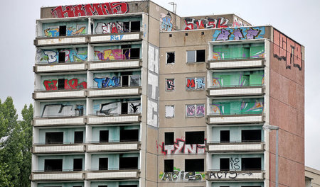 So schön bunt hier: Ein leerstehender Plattenbau in der Chemnitz...