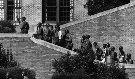 Geleitschutz. Soldaten eskortieren die »Little Rock Nine« in die...