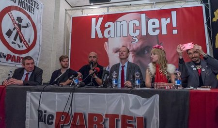 TV-Künstler Serdar Somuncu (3. v. l.), Exsatiremagazinchef Marti...