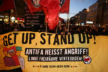 Als es bereits dunkel wurde, setzte sich der Demozug in Bewegung Als es bereits dunkel wurde, setzte sich der Demozug in Bewegung