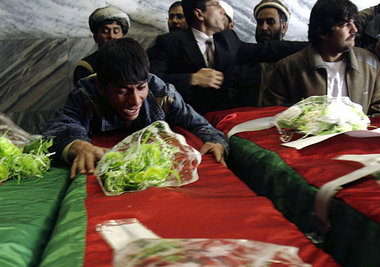 7. November in einem Militärhospital in Kabul: Trauer um die Opf... 7. November in einem Militärhospital in Kabul: Trauer um die Opf...