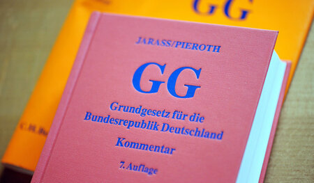 Zwar schützt das Grundgesetz auch linke Gruppen und Plattformen,...