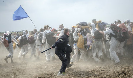 Auf dem Weg zu den Schienen stoppte die Polizei diese Aktivisten...