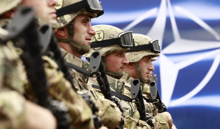 Georgische Soldaten während der Eröffnungszeremonie für ein NATO...
