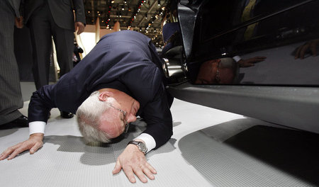 Jetzt hilft nur noch die Flucht. Martin Winterkorn scheint sich ...