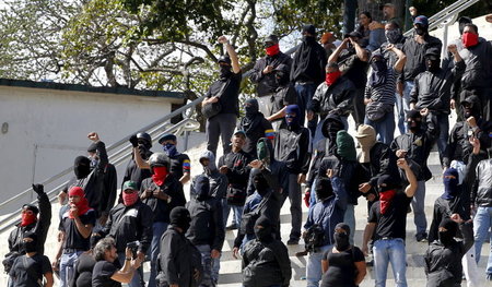 Militanter Gestus: Aktivisten der »Colectivos« bei einer Kundgeb...