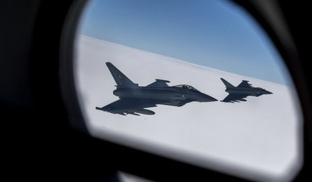 Deutsche Kampfjets vom Typ »Eurofighter Typhoon« nehmen im litau...