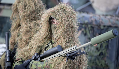 Scharfschützen der litauischen Armee warten in Rukla in Litauen ...