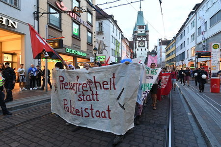 »Pressefreiheit statt Polizeistaat«: Spontandemonstration am Sam...