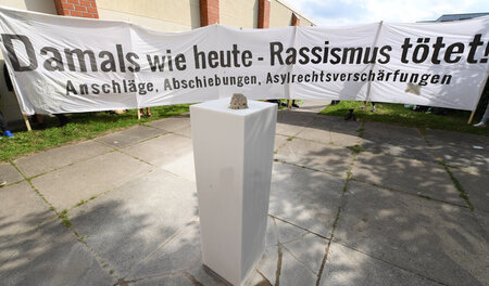 Die am Samstag eingeweihte Stele vor einem thematisch passenden ...