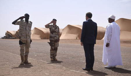Frankreichs Präsident Emmanuel Macron wird in Gao (Mali) zusamme...