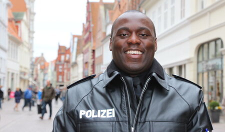 Ewane wurde als Kind adoptiert, jetzt ist er Polizist: »37 Grad:... Ewane wurde als Kind adoptiert, jetzt ist er Polizist: »37 Grad:...