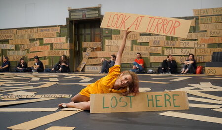 Gegen Guantanamo, gegen die Herrschaft: La Ribots Papp-Performan... Gegen Guantanamo, gegen die Herrschaft: La Ribots Papp-Performan...