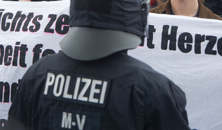 NPD-Demonstration wird am 1. Mai 2015 von der Polizei vor Antifa... NPD-Demonstration wird am 1. Mai 2015 von der Polizei vor Antifa...