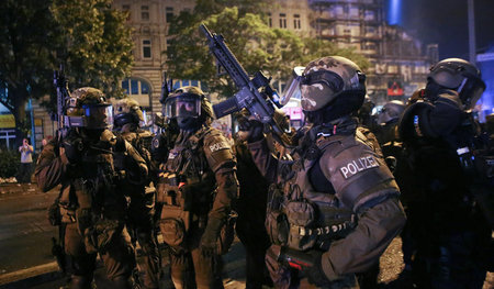 Die BRD wird zum Polizeistaat. Spezialkräfte der Polizei stehen ... Die BRD wird zum Polizeistaat. Spezialkräfte der Polizei stehen ...