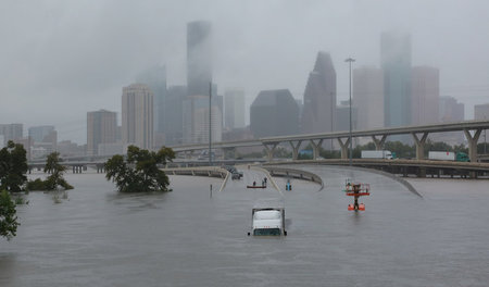 Durch den Hurrikan »Harvey« verursachtes Hochwasser am Sonntag i... Durch den Hurrikan »Harvey« verursachtes Hochwasser am Sonntag i...