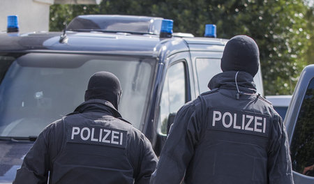 Brisante Ermittlungen: Polizisten einer Spezialeinheit am Montag... Brisante Ermittlungen: Polizisten einer Spezialeinheit am Montag...