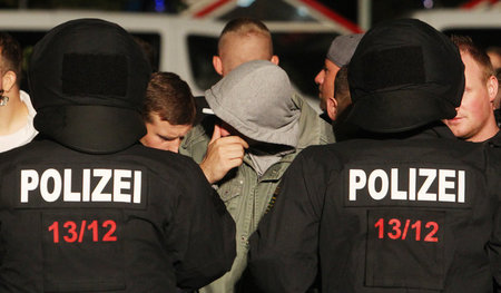 Explosive Stimmung: von der Polizei eingekesselter Neonazimob un...