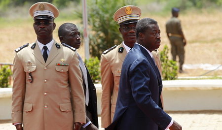 Der Präsident Togos, Faure Gnassingbé (r.)