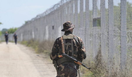 Abgeschottet: Ungarischer Soldat patrouilliert am Grenzzaun zwis...