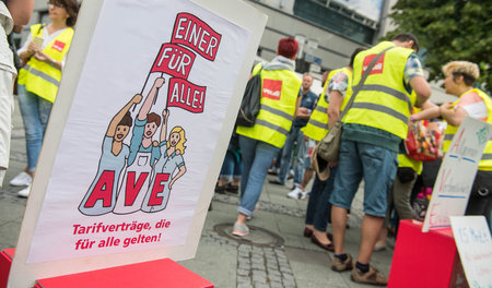 Streikende Beschäftigte des Einzelhandels aus Brandenburg (Berli...