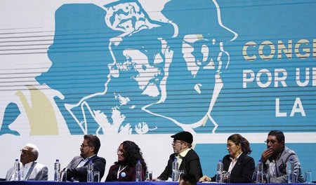 Comandantes der FARC-EP im Präsidium ihres Kongresses, der die n...