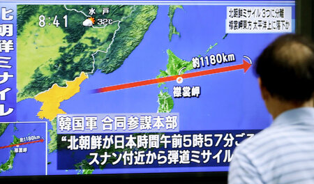 Ein Passant sieht sich am 29.08.2017 in Tokio, Japan, auf einem ...