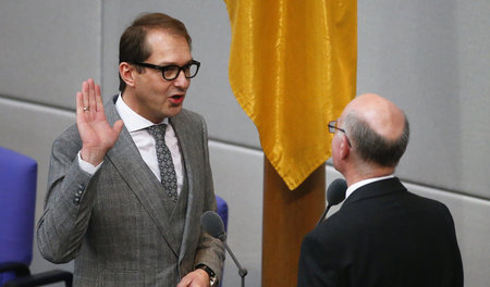 So wahr ihm Gott helfe: Alexander Dobrindt (CSU) gelobt Verfassu...