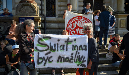 Demonstranten gegen politische Justiz halten am Dienstag am Hamb...