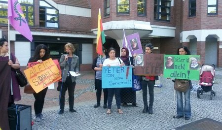 Aktivistinnen wiesen vor dem Gerichtsgebäude auf die politische ...