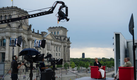Die Kamera schwenkt weg von politischen Inhalten. Angela Merkel ... Die Kamera schwenkt weg von politischen Inhalten. Angela Merkel ...