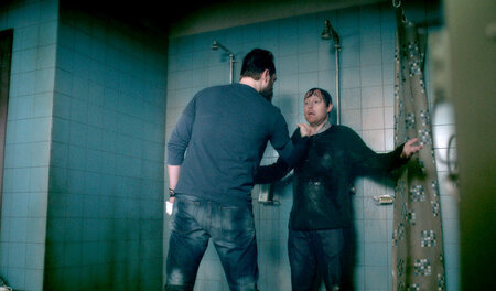 Dion will seinen alten Freund Thomas aus seinem lethargischen Zu... Dion will seinen alten Freund Thomas aus seinem lethargischen Zu...