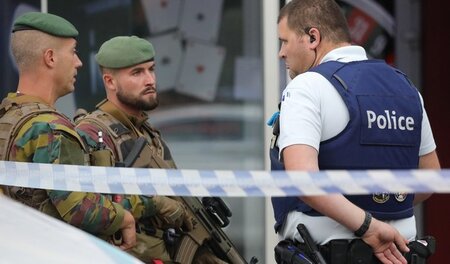 Zwei Soldaten im Gespräch mit Polizeibeamten im Stadtteil Molenb... Zwei Soldaten im Gespräch mit Polizeibeamten im Stadtteil Molenb...